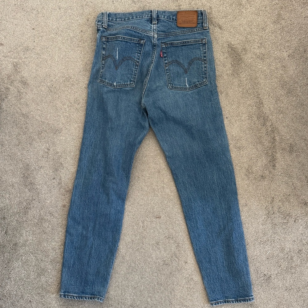 Levi's Women's Straight Leg Jeans in Distressed Blue wedgie